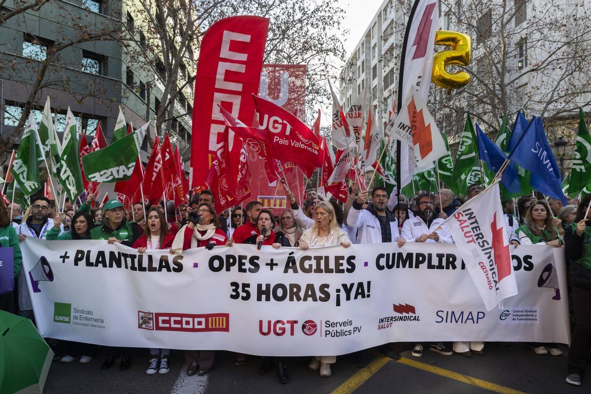Concentracion de sanitarios ante la Conselleria de Sanidad para protestar por los incumplimientos del conseller Marciano Gomez en una imagen de archivo.