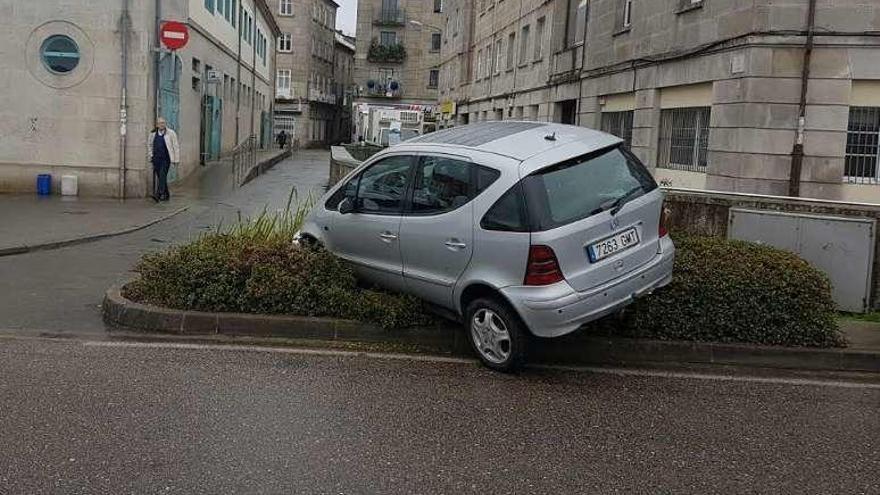 Coche accidentado ayer junto al Mercado. // FdV