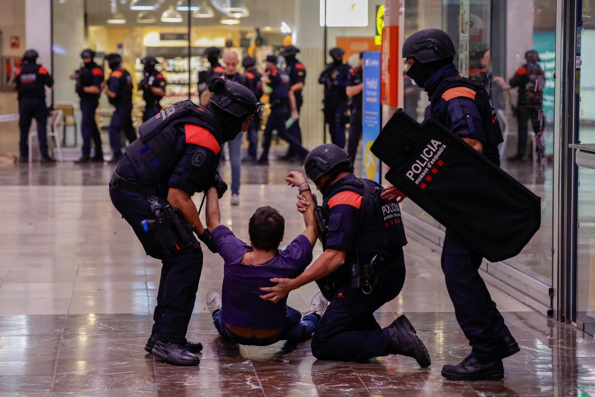 EN FOTOS | Un gran simulacre a Sants posa a prova la resposta a un atemptat terrorista