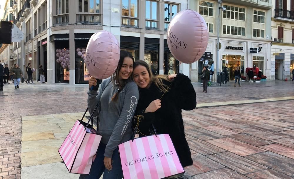 Primeras clientas de la nueva tienda de Victoria's Secret en Málaga.