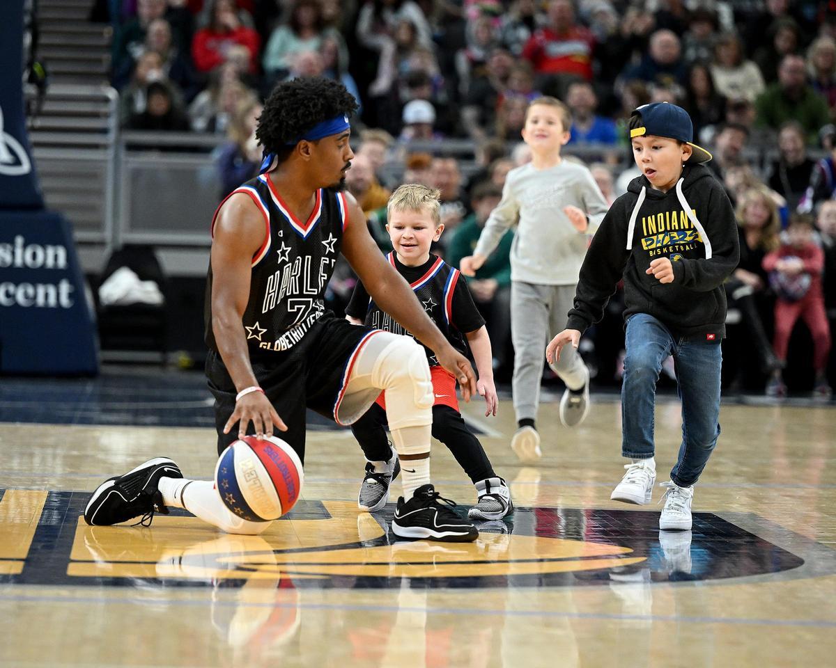 Too Tall junto a un grupo de niños durante una de las actuaciones de los Harlem Globetrotters.