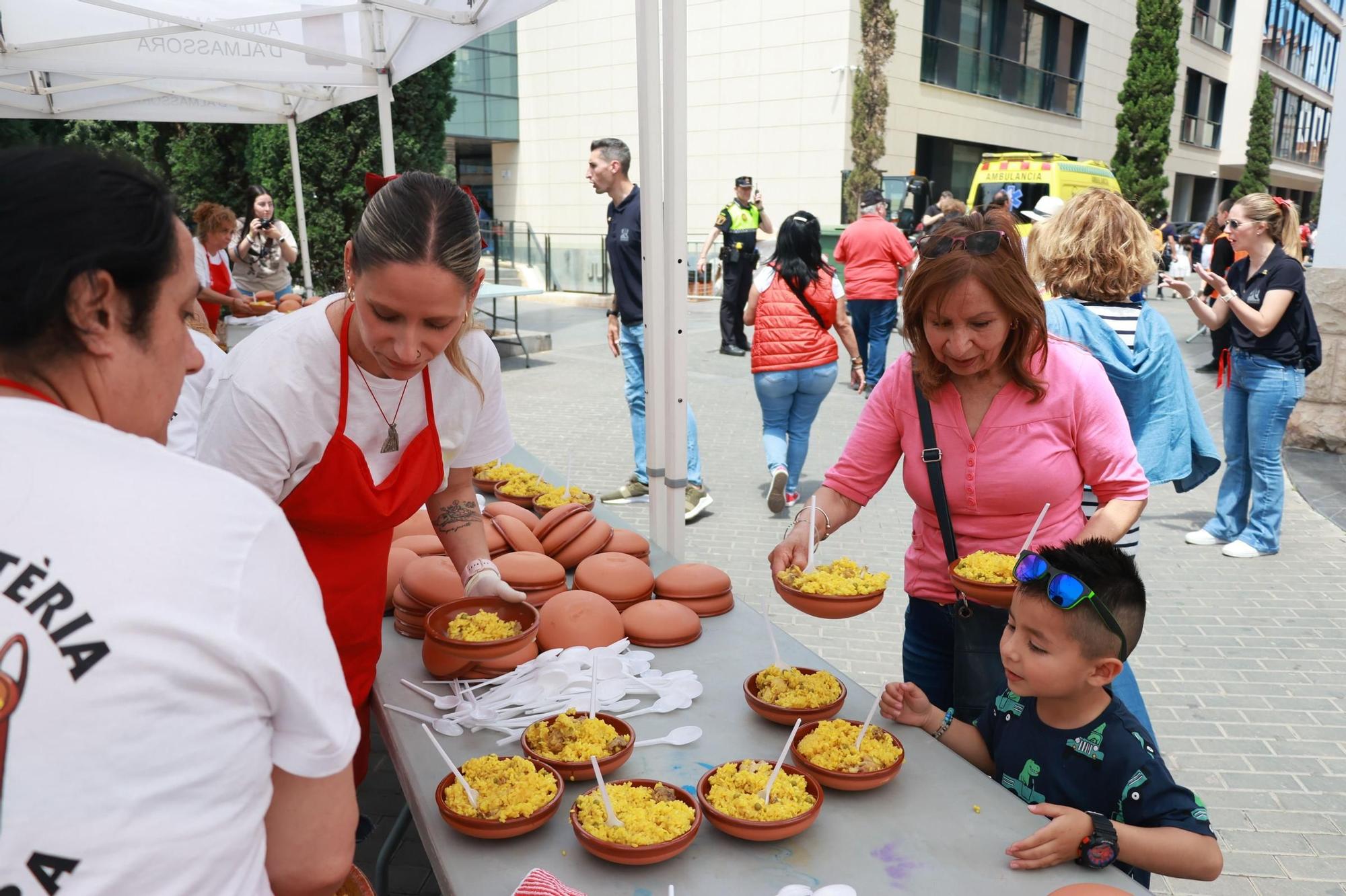 Galería del reparto de arroz de les 'calderes' en el día grande de las fiestas de Almassora