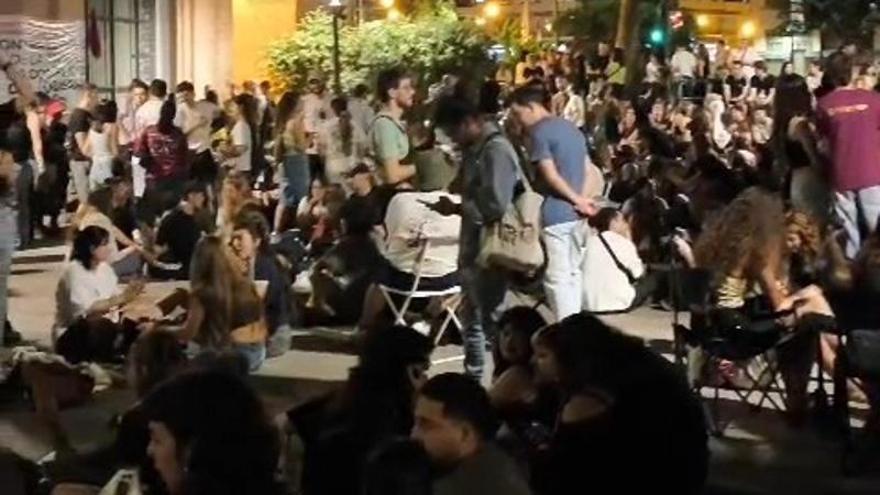 Más de medio centenar de personas pasaron la noche frente al Ayuntamiento de Murcia en apoyo a Maricarmen