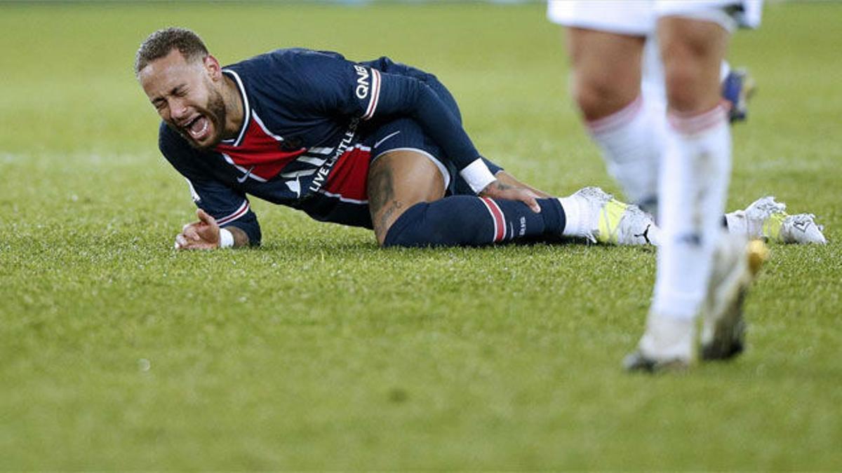 Neymar salió llorando y en camilla del partido ante el Lyon