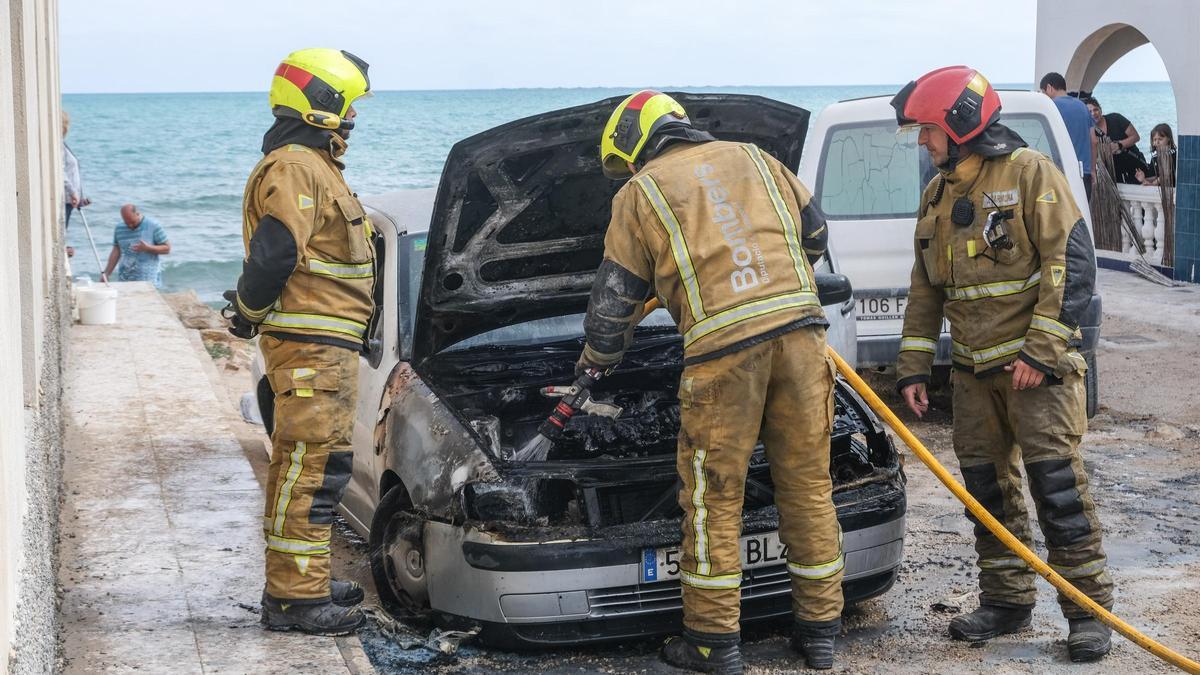 Bomberos apagan el incendio de un coche en La Marina