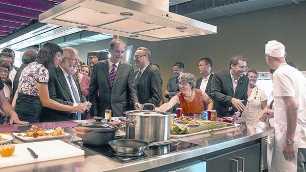 Núria Parlon y el presidente de la Diputación, Salvador Esteve, en la cocina.