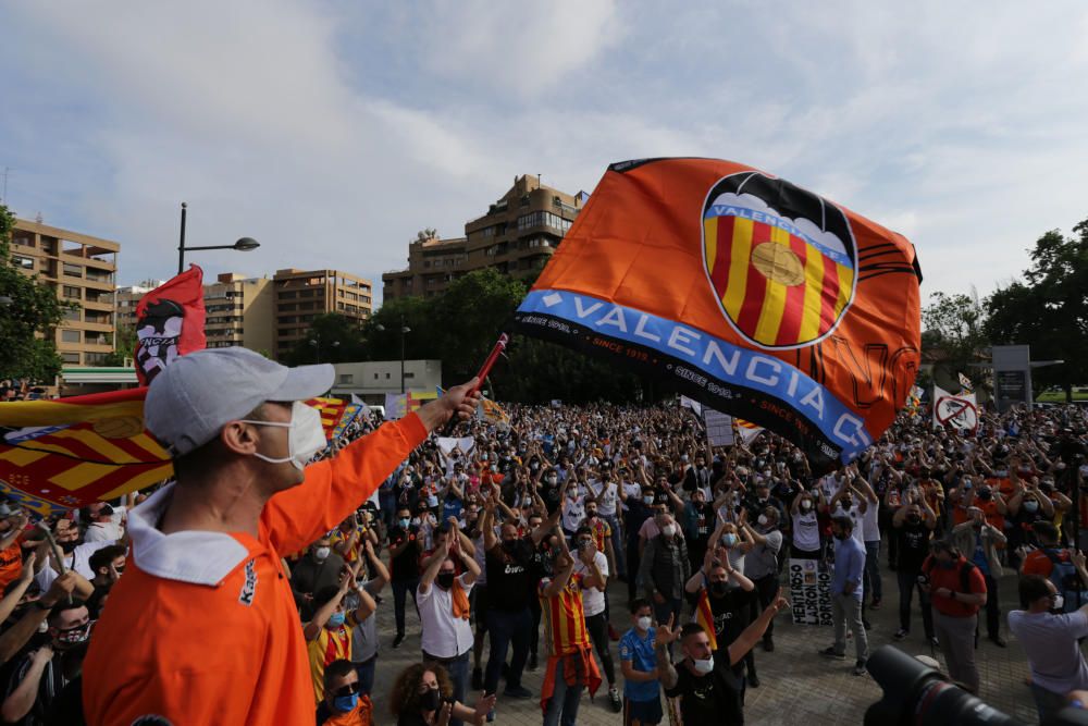 Manifestación de la Afición del Valencia contra Peter Lim