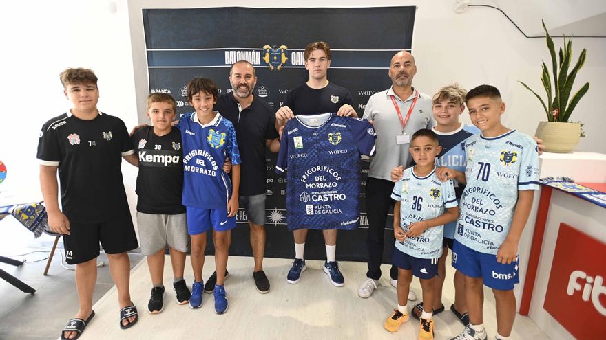 Valderhaug: «Me gusta como se vive el balonmano en Cangas, venir aquí es un desafío»