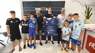 Valderhaug: «Me gusta como se vive el balonmano en Cangas, venir aquí es un desafío»