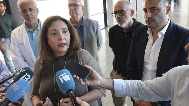 La consellera atiende a los medios en el Hospital Can Misses.