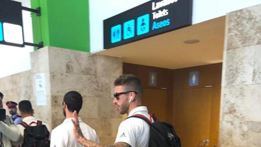 Un 300 aficionats blancs reben el Madrid a l&#039;aeroport Girona-Costa Brava