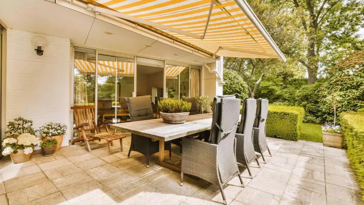 Terraza con toldo.