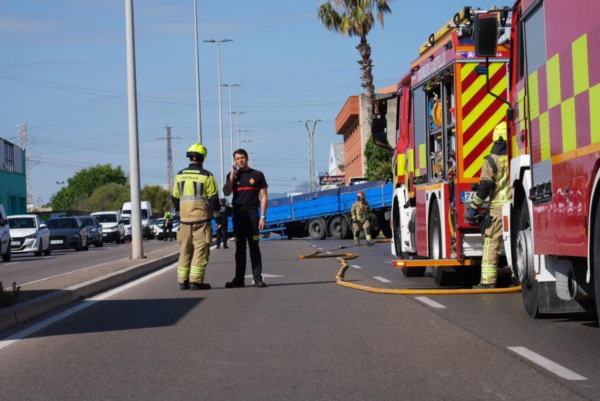 Castellón. accidente de tráfico en la avenida Valencia camión averiado.