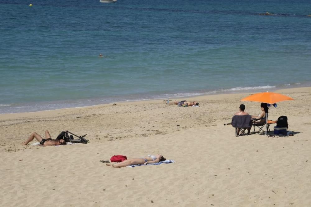 Los mallorquines disfrutan del primer fin de semana en la playa