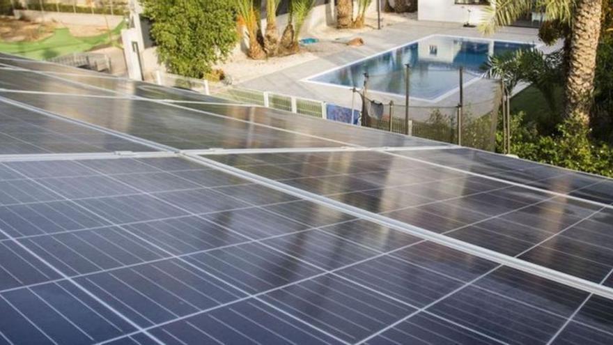 Acusan a las eléctricas de poner trabas a las plantas solares compartidas por los vecinos