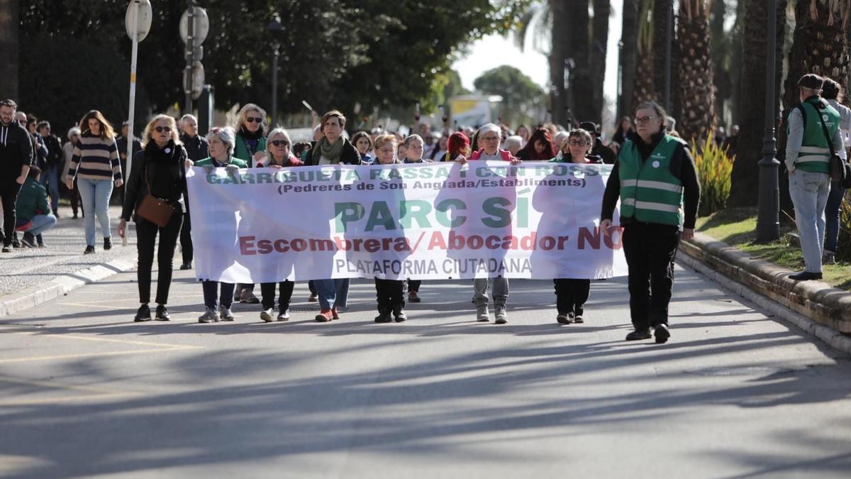 Manifestación convocada por la plataforma de las canteras de Establiments para exigir un parque público.