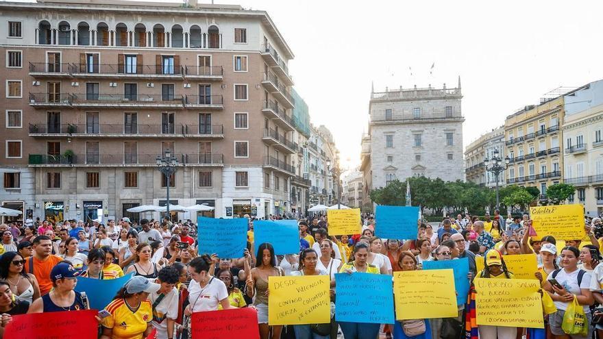 València guarda una vigilia en la plaza de la Virgen en homenaje a las víctimas del terremoto de Colombia