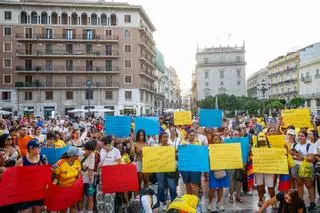 València guarda una vigilia en la plaza de la Virgen en homenaje a las víctimas del terremoto de Colombia