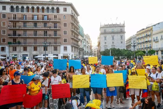València guarda una vigilia en la plaza de la Virgen en homenaje a las víctimas del terremoto de Colombia