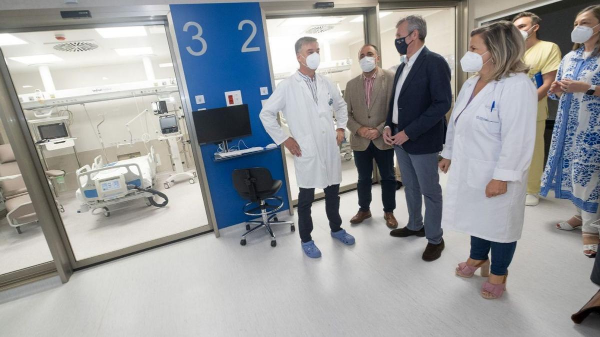 Alfonso Rueda visitó ayer la UCI reformada del hospital compostelano.