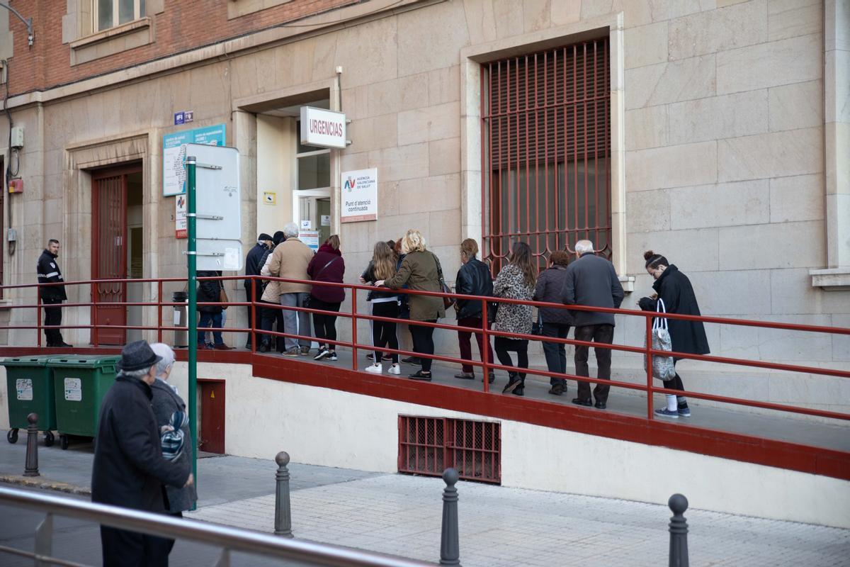 Imagen de archivo de colas en un centro de salud de Castellón.