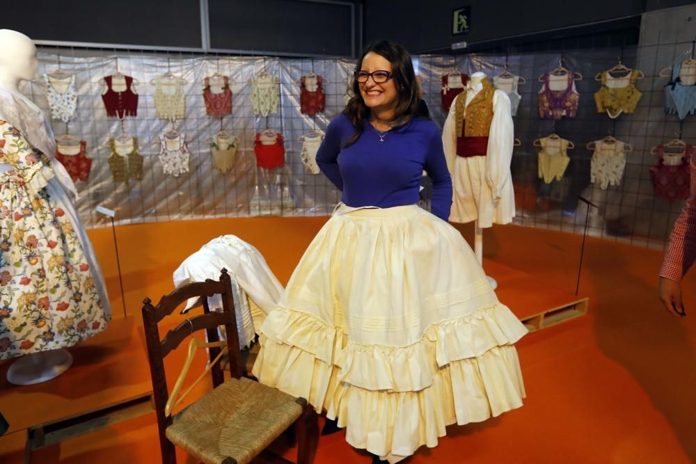 Mónica Oltra visita el puesto de la Escola d'Indumentària Tradicional Cànem en la Feria Fiesta y Boda