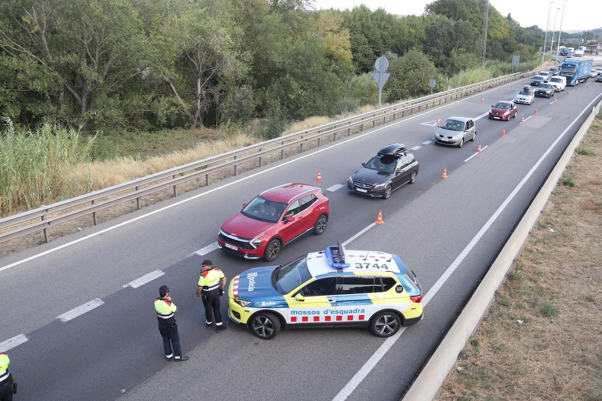 Els Mossos fan un control a l'AP-7 a la Jonquera en el dispositiu de recerca de Puigdemont.