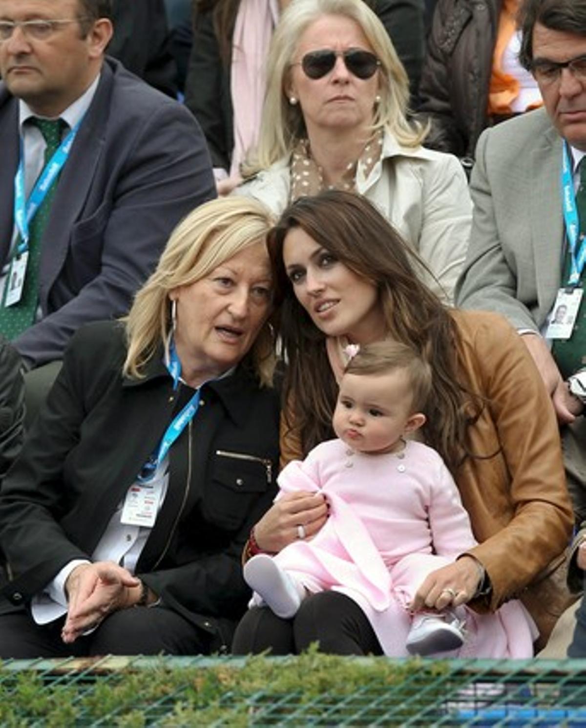 Carolina Cerezuela, dona de Carlos Moyá, acompanyada de la seva filla Carla i la mare de l’extennista, Pilar Llompart. Carolina Cerezuela, dona de Carlos Moyá, acompanyada de la seva filla Carla i la mare de l’extennista, Pilar Llompart.