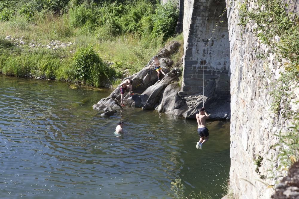 Bañistas en el río Nalón a su paso por Laviana.