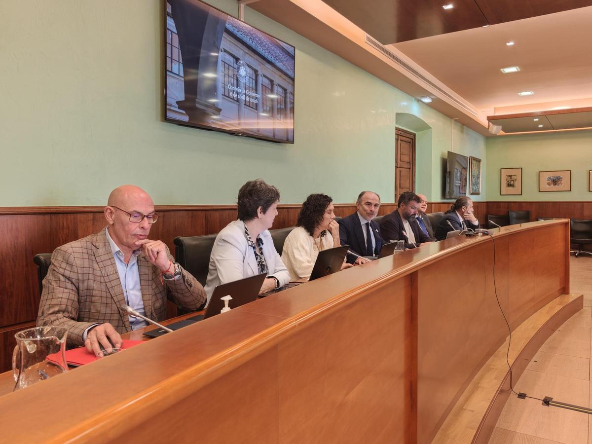 De izquierda a derecha, Pedro Alonso, vicerrector de Políticas de Profesorado y Ordenación Académica; Susana Luque, vicerrectora de Transferencia y Relaciones con la Empresa; Irene Díaz, vicerrectora de Investigación; Ignacio Villaverde, rector de la Universidad de Oviedo; Ángel Espiniella, secretario general; Alfonso López Muñiz, vicerrector de Estudiantes y Empleabilidad, y Juan Manuel Marchante, vicerrector de Estudios y Docencia.