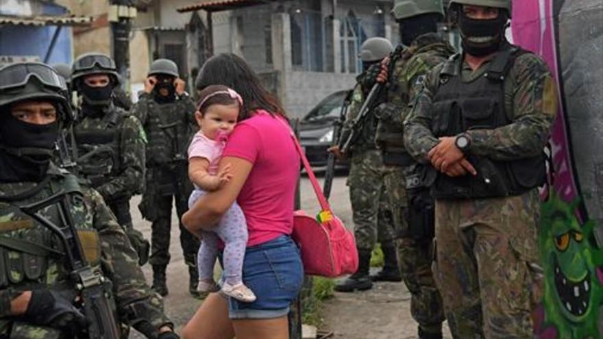 Operaciones militares en las favelas de Río de Janeiro dejan siete muertos