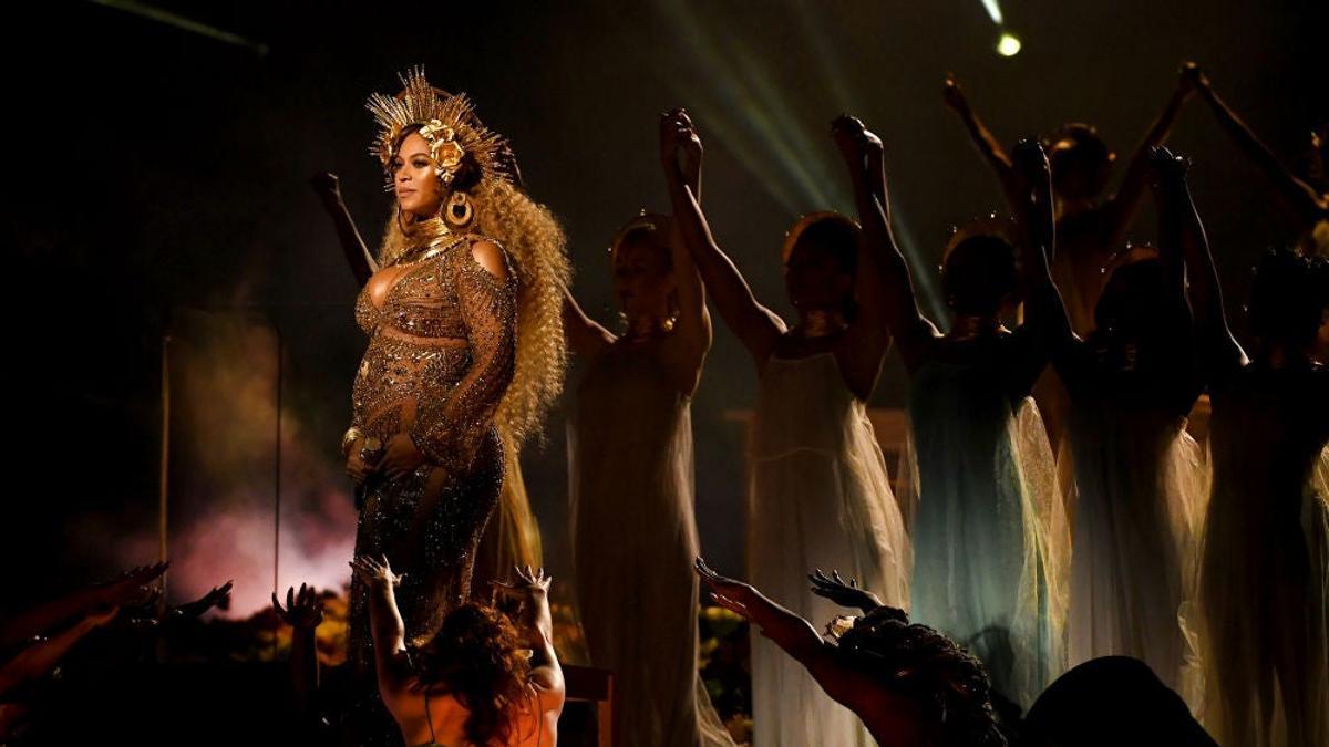 Beyoncé cantando en los Grammy 2017