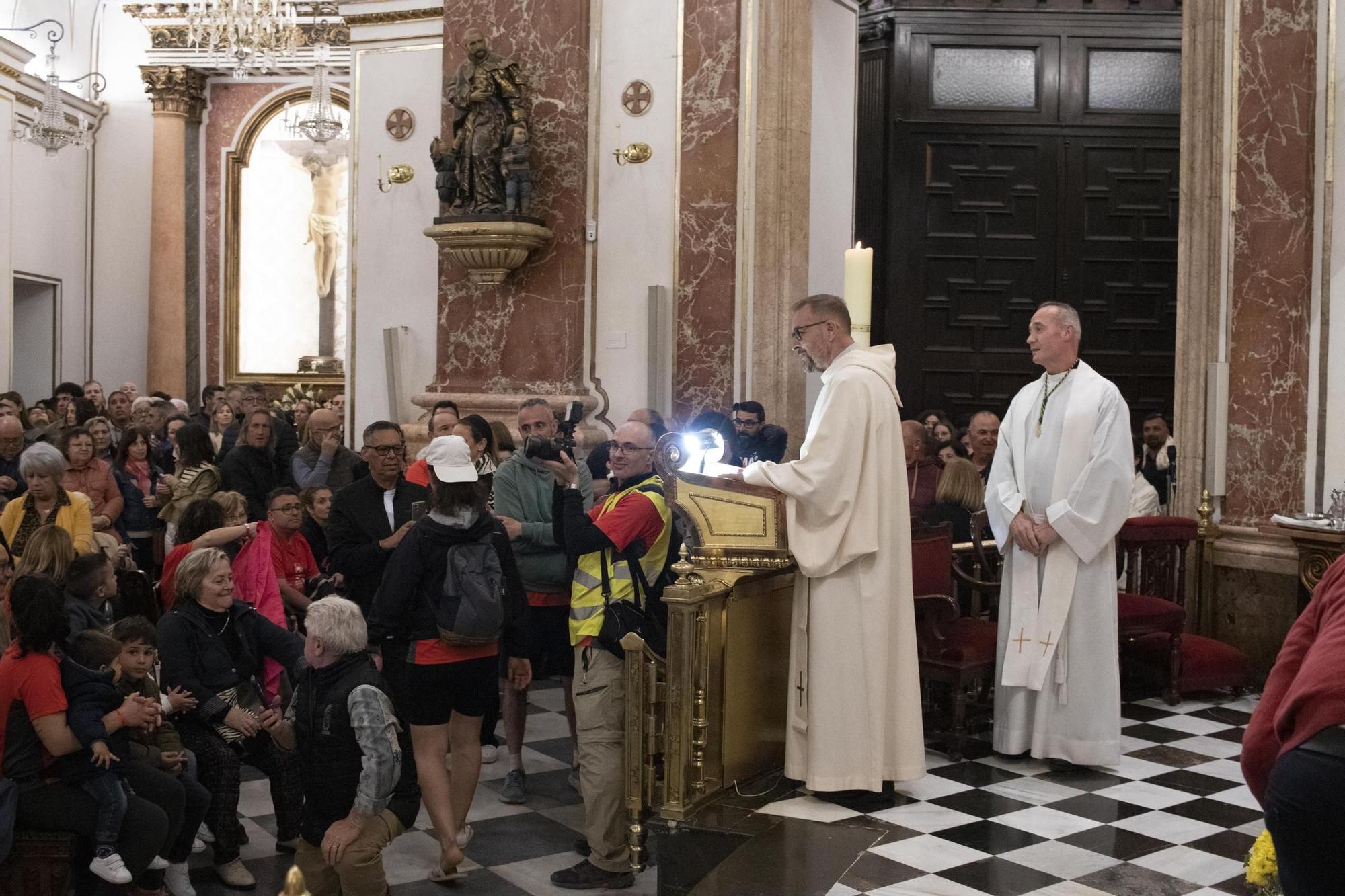 Más de 140 personas peregrinan de Canals a València