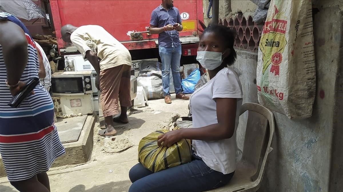 Una mujer nigeriana en un mercado de Lagos.