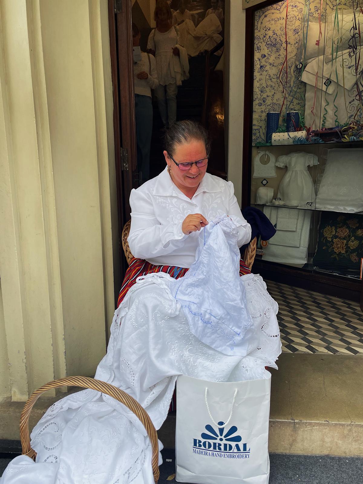 María José, mujer de Madeira que borda en las calles de Funchal.