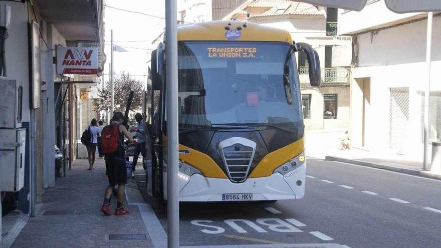 El autobús de la UTE que cubre la línea Cangas-Pontevedra, ayer en la parada de Bueu. //Santos Álvarez