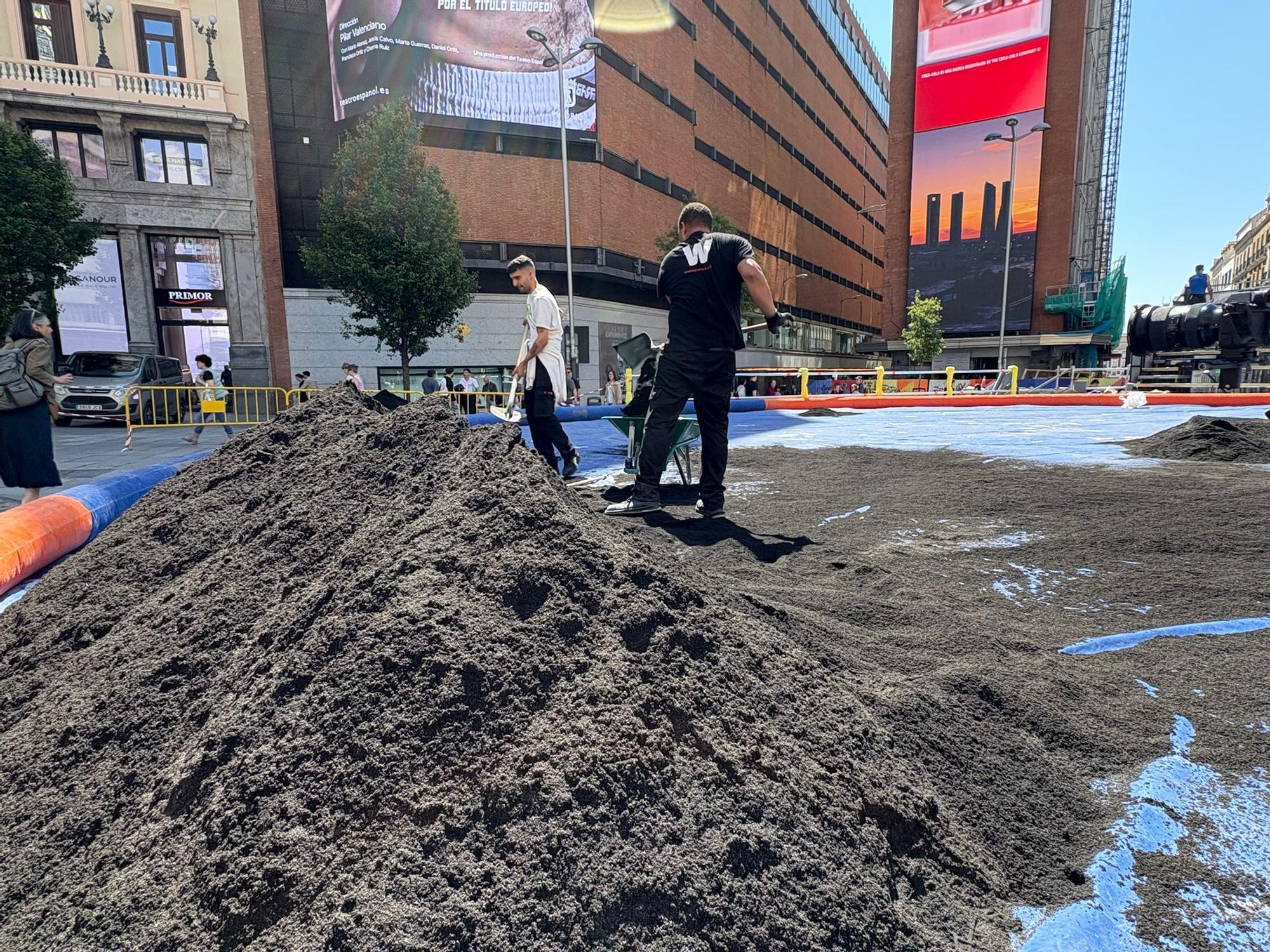 Comienzan a poner la arena volcánica de La Palma en Callao para la lucha canaria