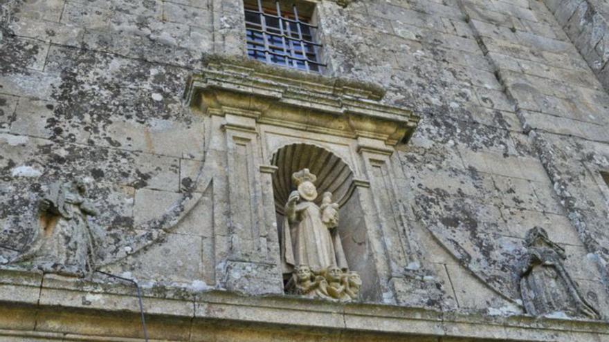 Detalle da fachada do santuario da nosa Señora de Cadeiras.