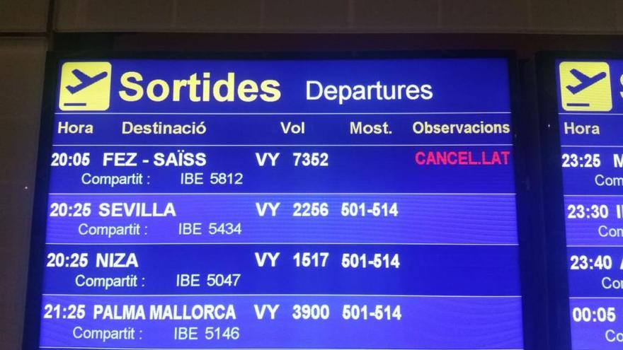 El cartell amb la cancel·lació del vol a Fes