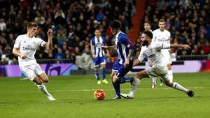 Carvajal y Kroos presionan a Luis Alberto.