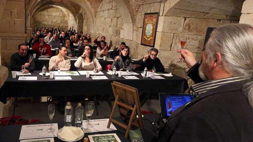 Luis Paadín dirige el curso de cata de espumosos, ayer tarde en las cuevas de Doña Urraca. // A. Hernández