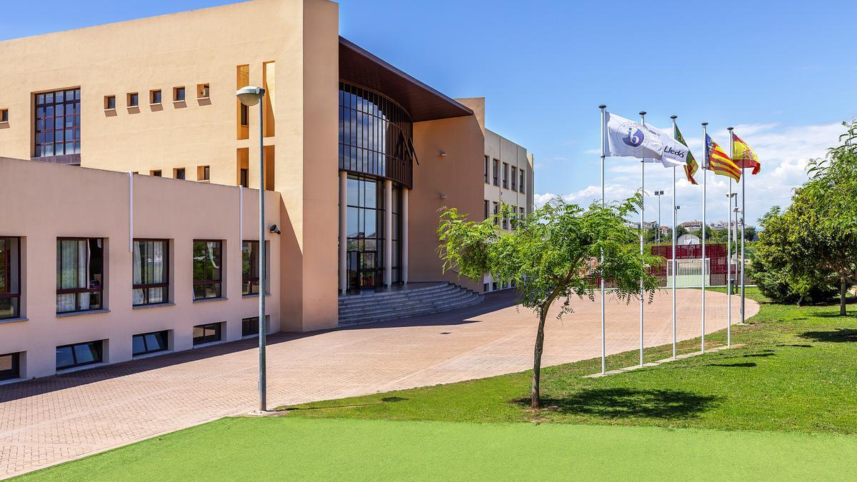 Ágora Lledó International School cuenta con unas completas instalaciones educativas y deportivas, ubicadas en un entorno natural de la capital de la Plana.