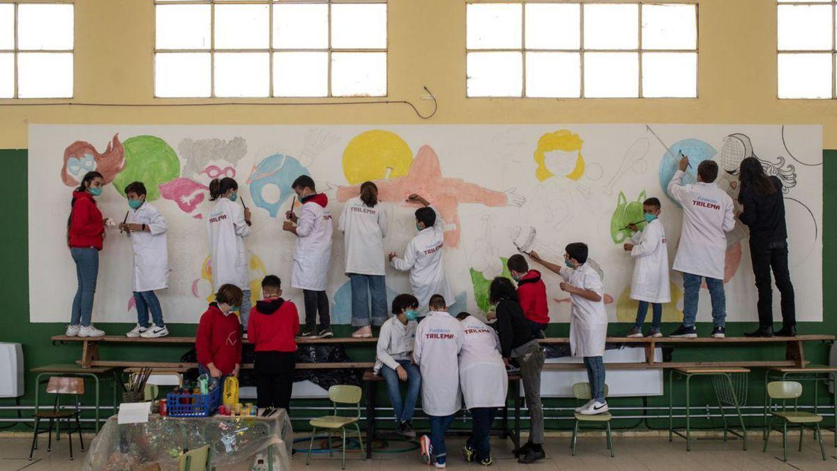 Un mural por el deporte en igualdad en la escuela Trilema de Zamora capital.