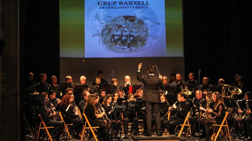 Los músicos de Barxell y Alfarrasí durante el concierto celebrado en el Teatre Principal.