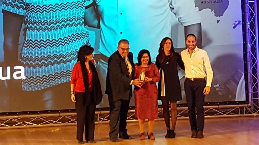 Los miembros de la Facultad de Ciencias de la Salud recogen el premio