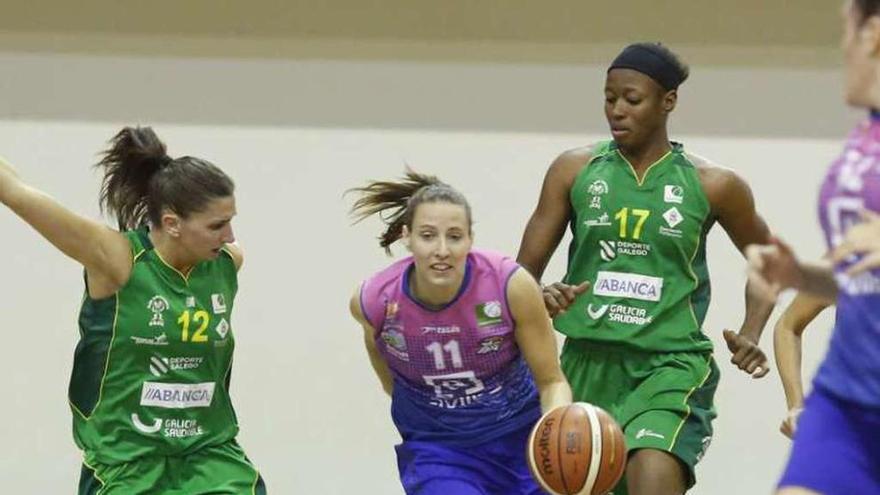 Eva Rupnik conduce el balón ante las jugadoras del Arxil.