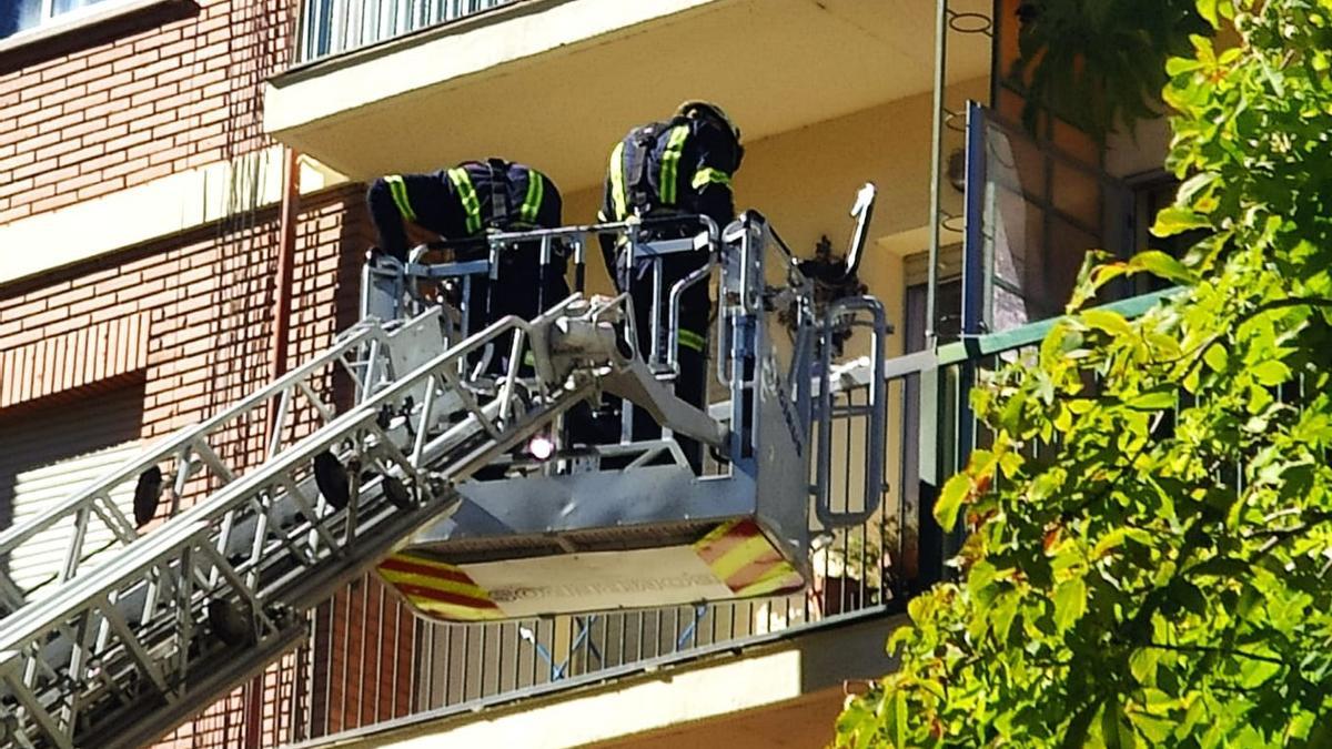Bomberos de Zamora acceden desde el balcón al interior de la vivienda.