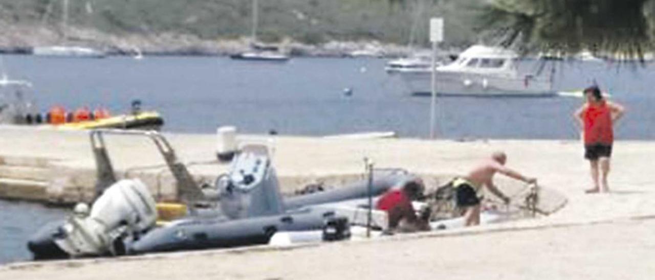 Joan Pocoví, adjudicatario del matadero de Palma investigado, se apea de una lancha pública de vigilancia del parque de Cabrera, que le deposita en el muelle tras recogerlo en su barco. Queda claro que el empresario conserva con Vicenç Vidal sus excelentes relaciones con Biel Company.