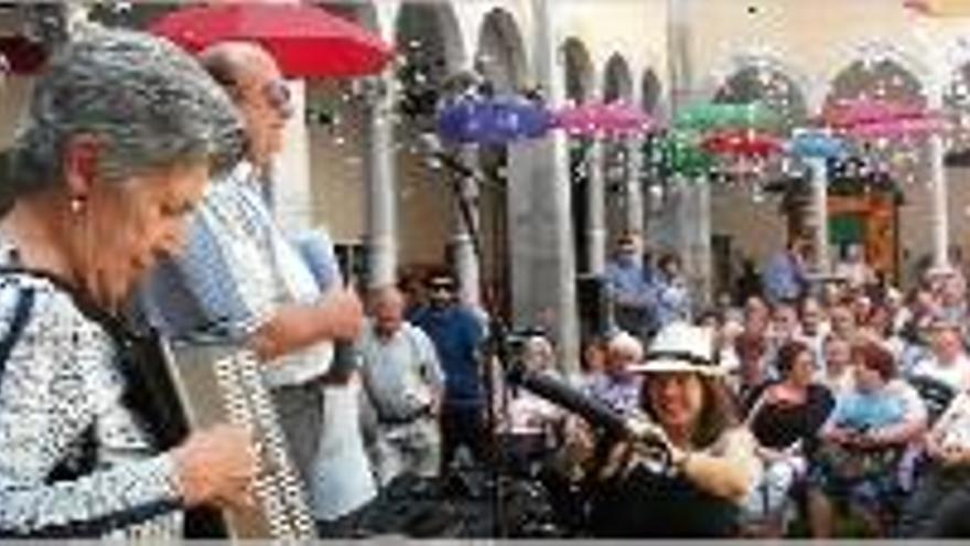 Actuació de músics aficionats al Claustre del Monestir de Sant Esteve.