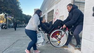 Imagen de una de las alumnas con movilidad reducida accediendo al instituto